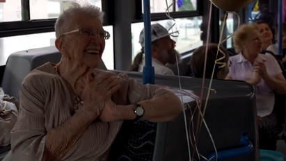 Kedvenc BKK-járatán ünnepelte a 105. születésnapját Gizi néni: ezt üzente a mostani fiataloknak – videó