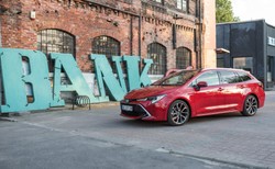 Toyota Corolla rozbiła bank w Polsce. Z nowym napędem hybrydowym bije diesla [SPRAWDZILIŚMY]