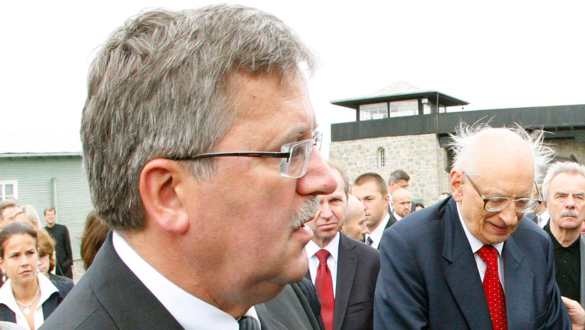 Prezydent Bronisław Komorowski rozmawiał telefonicznie z wojewodą podlaskim Maciejem Żywno o profanacji pomnika ofiar mordu w Jedwabnem. Jak poinformowała dzisiaj Kancelaria Prezydenta, Komorowski mówił o konieczności objęcia tego miejsca stałym monitoringiem.