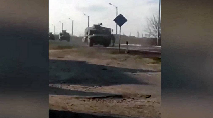 Magányos civil a katonai konvoj ellen / Fotó: Youtube