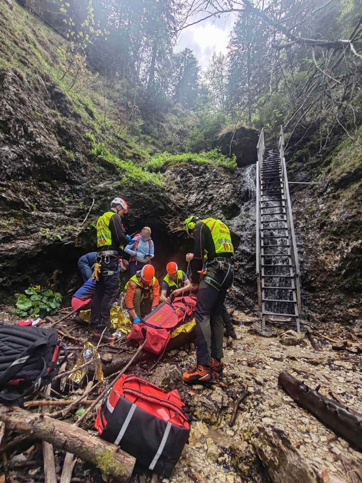 Turista po páde v oblasti Horných dier utrpel poranenie hlavy.