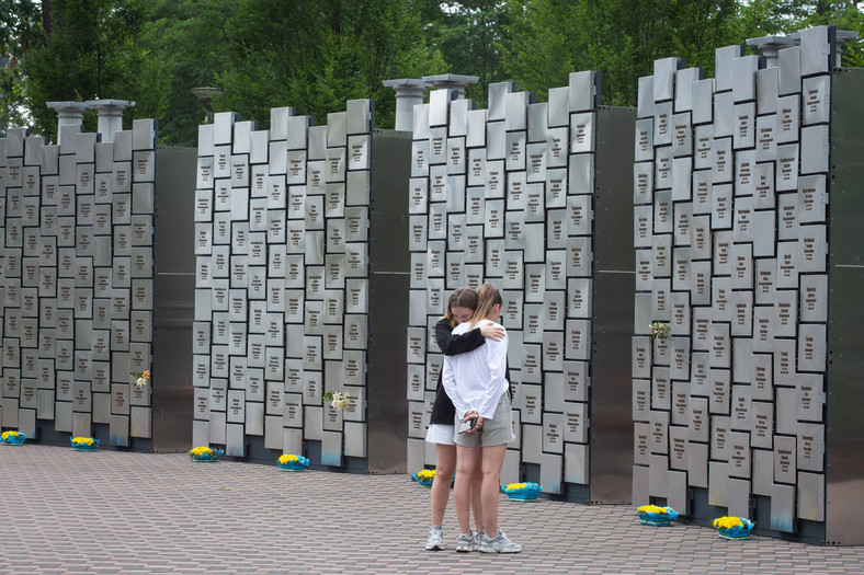 Pomnik wzniesiony w centrum Buczy, z nazwiskami 501 cywilów zabitych przez armię rosyjską, Bucza, Ukraina, 2 lipca 2023 r.