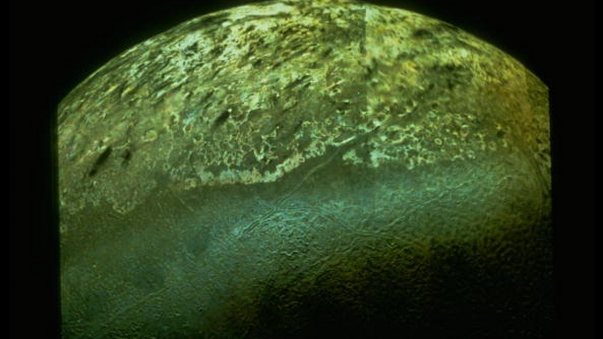 Tryton został odkryty w 1846 roku przez brytyjskiego astronoma Williama Lessela, jednak największy księżyc Neptuna, wciąż jest wielką zagadką - przyznaje serwis huffintonpost.com. Przelot sondy NASA Voyager2 w 1989 roku umożliwił krótkie rzucenie okiem na satelitę. Odkryto wtedy, że skład jego powierzchni składa się głównie z lodu suchego, wodnego oraz azotu, metanu i dwutlenku węgla.