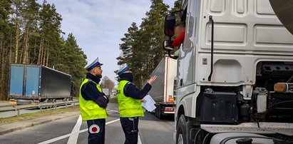 Skandaliczne zachowanie kierowców ciężarówek. Tak potraktowali rowerzystkę!