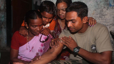 Indie: jako dziecko zgubił się na dworcu, odnalazł rodzinę po 24 latach dzięki tatuażowi na ręce