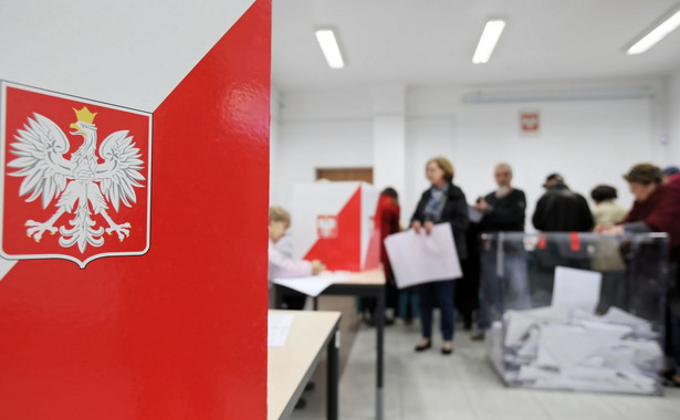 "Wyborców kumuluje się więcej". Kolejki w niektórych lokalach w Warszawie
