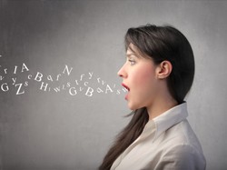 Czy i jak grzecznie poprawiać czyjeś błędy językowe? Porady eksperta