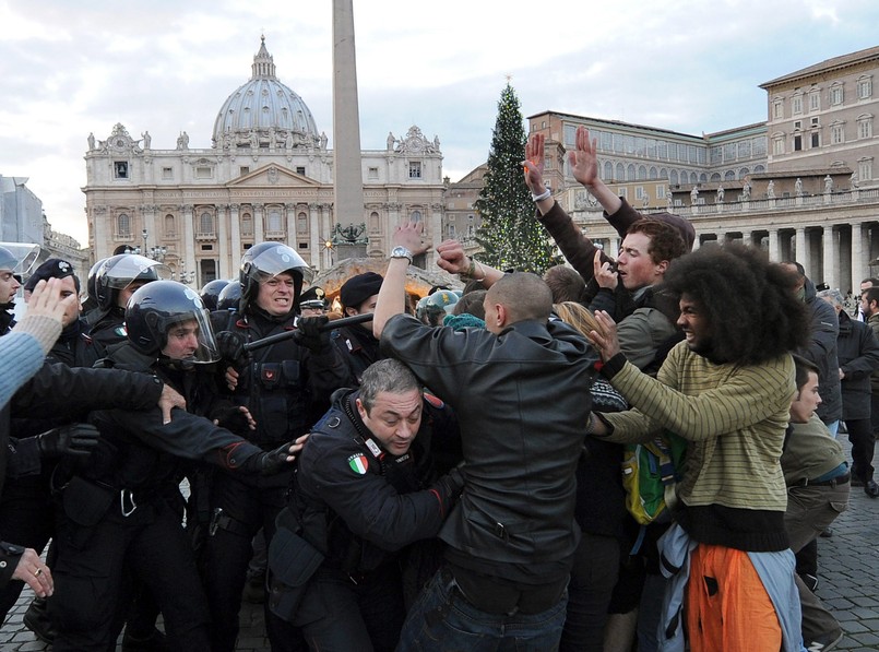 Bójka w Watykanie. "Skorumpowany Kościół!"
