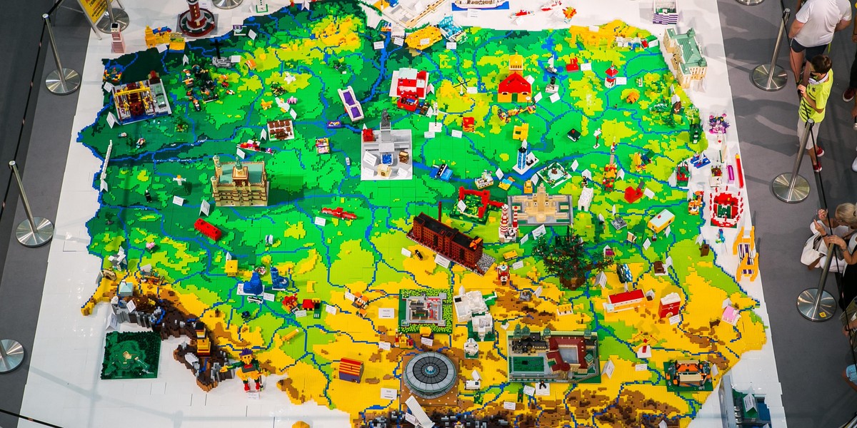 Mapa Polski zbudowana z klocków LEGO