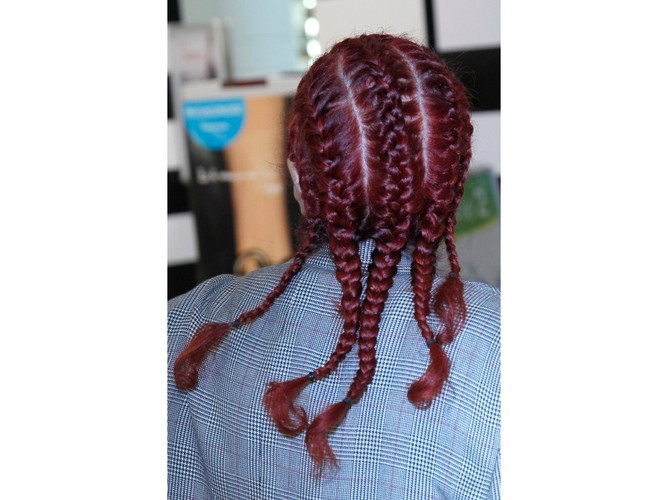 Spoglądając jednak na jej uczesanie z tyłu, można było zobaczyć ciekawie zaplecione warkocze.