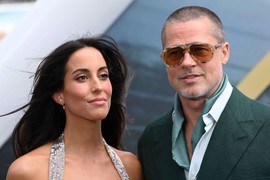 "Anđelina, pomeri se, nisi više zanimljiva!": Devojka Breda Pita HIPNOTISALA LONDON VRHUNSKIM GLAMUROM: Izgleda poput SIRENE koja je upravo izronila iz morske pene