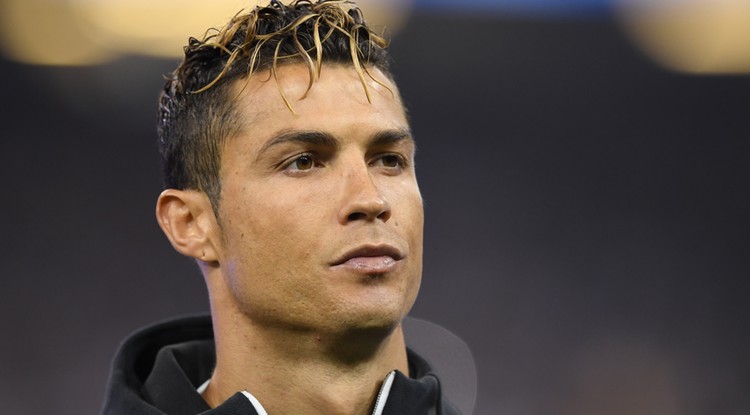 A mai desszerted Cristiano Ronaldo kockás hasa és alsógatyája