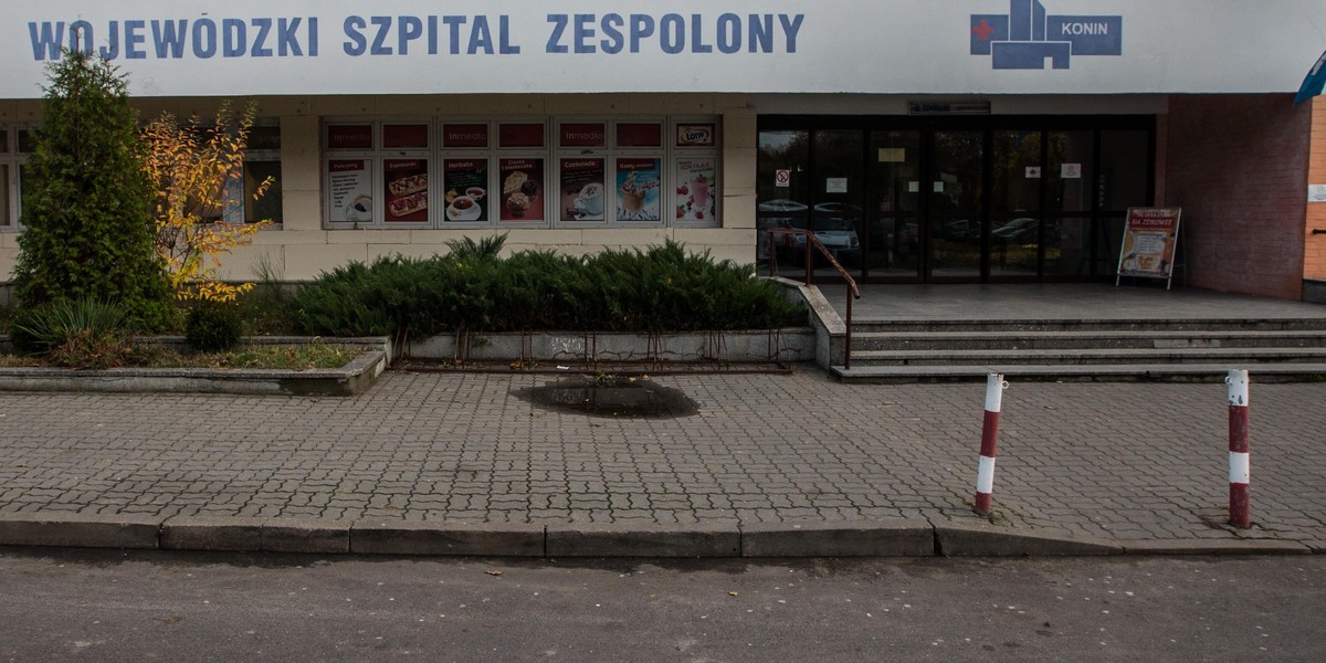 Połamała się przed szpitalem. Na pomoc czekała kilkadziesiąt minut