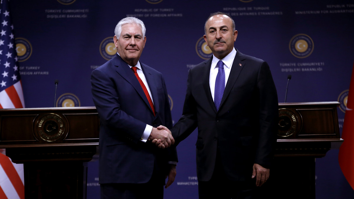 Sekretarz stanu USA Rex Tillerson powiedział, że rozmowy, jakie odbył dziś z przedstawicielami władz w Ankarze, koncentrowały się na stworzeniu w Syrii stref stabilizacyjnych. Dodał, że rozważano różne możliwości zapewnienia bezpieczeństwa takich stref.