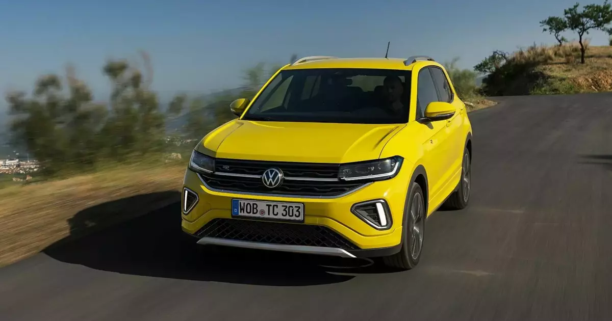  Volkswagen T-Cross po liftingu wjeżdża do salonów. Zmieścił się w stówce CENY