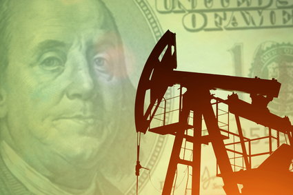Rosną zapasy ropy w USA. Cena surowca spada