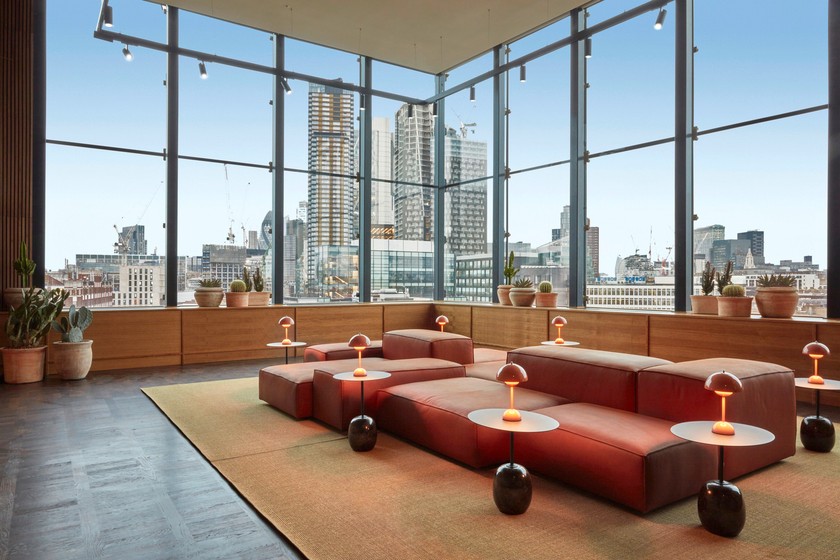 Panorama: Die Lobby mit Blick auf Shoreditch und die Londoner Skyline.