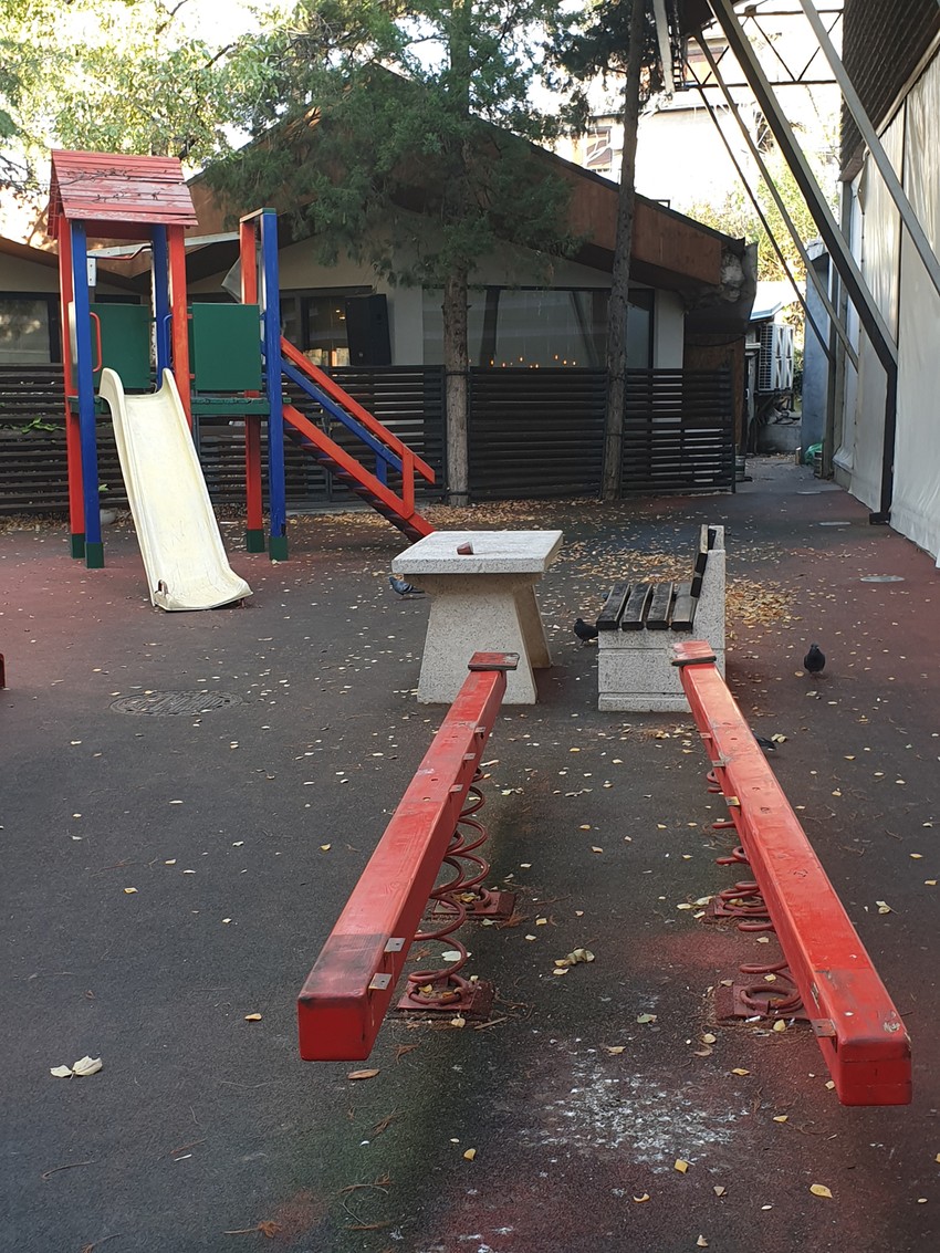 S jastukom na klackalicu