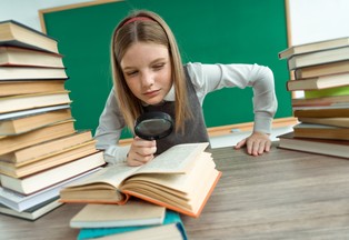 Młodzieżowe Słowo Roku 2025: „Szponcić” triumfuje, a „OKPA” podbija młodych internautów