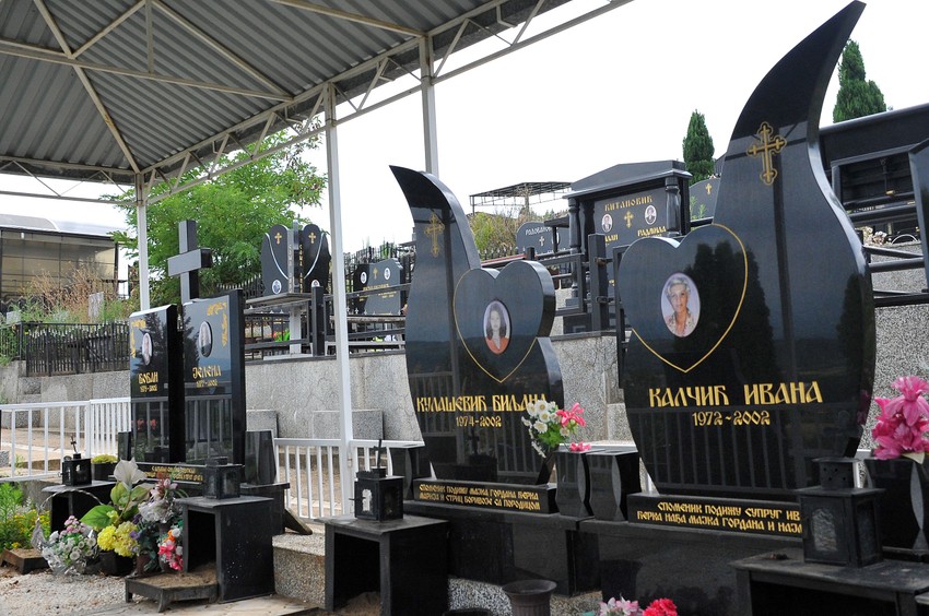 Grobovi ubijenih jedan kraj drugog