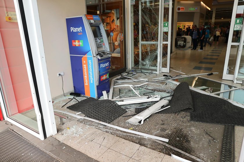 Furiat wjechał traktorem do Tesco w Stalowej Woli