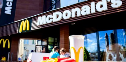 Obrzydliwe znalezisko w brytyjskim McDonald's. W dozowniku do keczupu znajdowały się białe larwy [WIDEO]