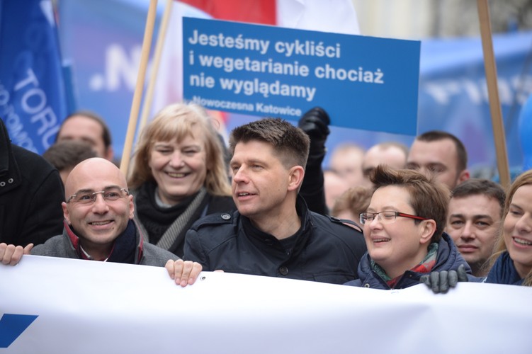 Protest wsparli m.in. szef Nowoczesnej Ryszard Petru, lider Komitetu Obrony Demokracji Mateusz Kijowski, posłanka PO i wicemarszałek Sejmu Małgorzata Kidawa-Błońska oraz liderka Zjednoczonej Lewicy Barbara Nowacka. Później podpisali apel do prezydenta i rządu domagający się zaprzysiężenia trzech sędziów TK, wybranych przez poprzedni Sejm, a także opublikowania przyjętego przez Trybunał orzeczenia. 