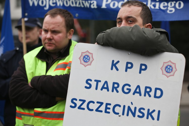 Pikieta mundurowych przed Sejmem