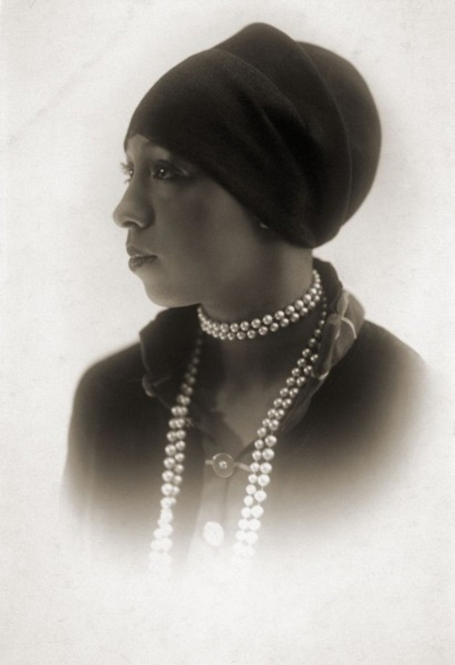 Josephine Baker ze sznurem pereł
