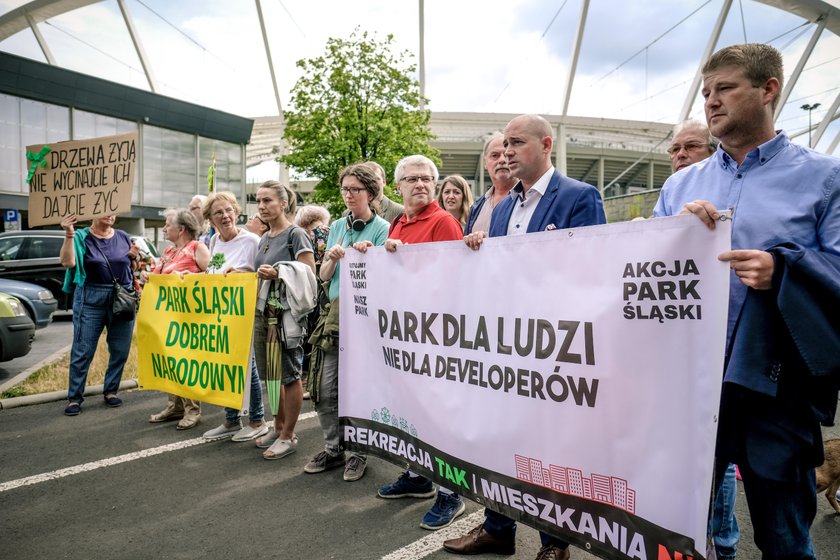 Protest mieszkancow przeciwko wycince drzew w Parku Slaskim