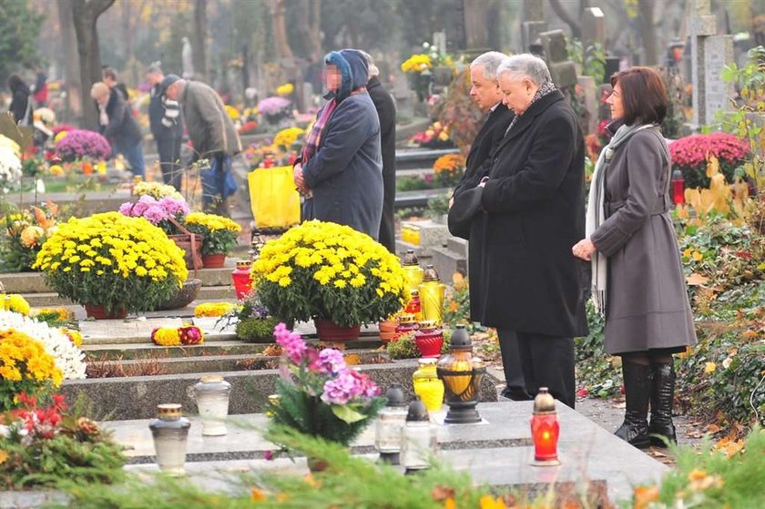 Prezydent Kaczyński na grobie ojca