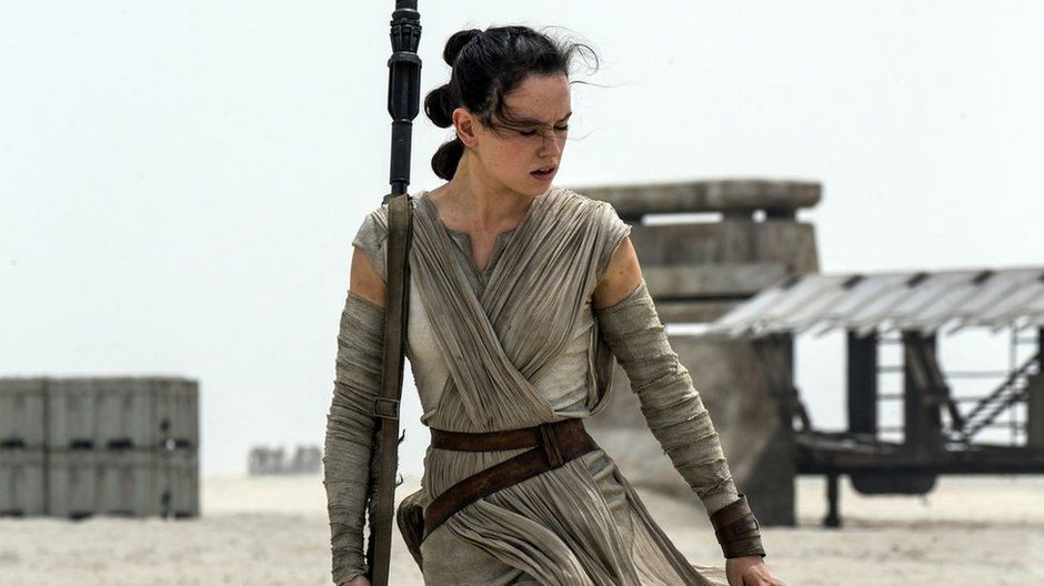 Daisy Ridley jako Rey w filmie "Gwiezdne Wojny: Przebudzenie Mocy".