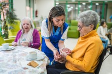 Za pobyt seniora w DPS zapłaci ten, komu przepisał on nieruchomość? Tak zakłada projekt nowelizacji ustawy o pomocy społecznej
