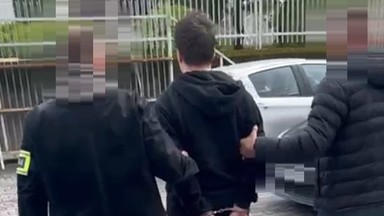 Dusił i bił nastolatkę na oczach dzieci. Przerażające sceny na skwerze w Krakowie [WIDEO]