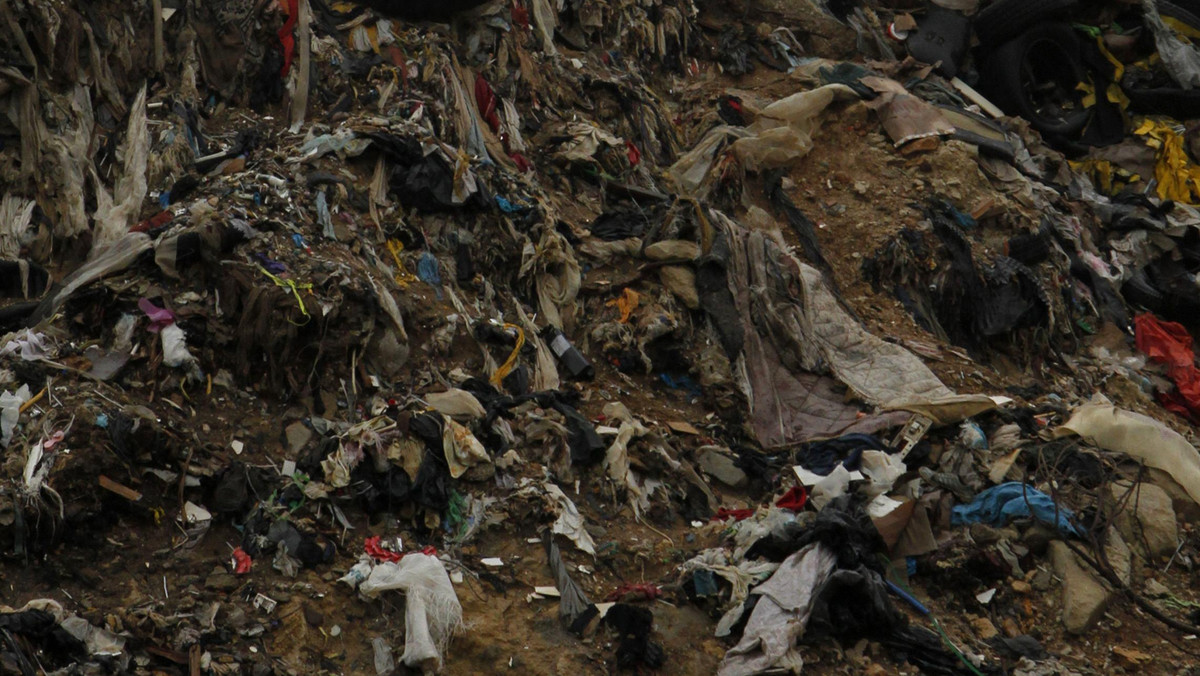 Przesuwa się termin likwidacji śmieci ze składowiska w Morlinach. Wykonawca czeka jeszcze na zgodę na prowadzenie działalności. Wywożenie tysięcy ton odpadów ma się zacząć w najbliższych dniach i zakończyć do końca marca przyszłego roku - podało Radio Olsztyn.