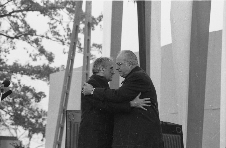 Helmut Kohl i Tadeusz Mazowiecki przekazują sobie znak pokoju w czasie mszy pojednania polsko-niemieckiego