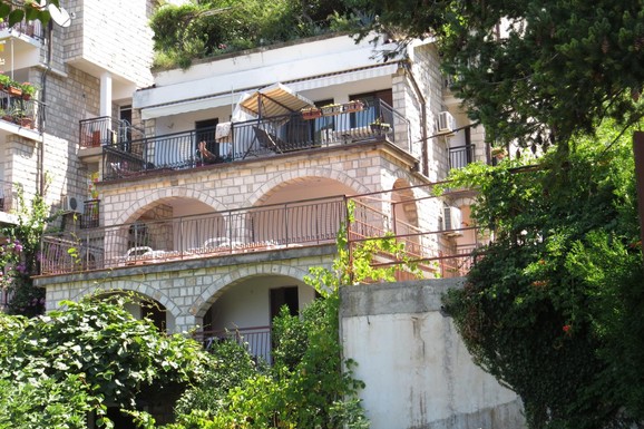 VILA NA TRI SPRATA NASRED BRDA U kuću Dragana Džajića na moru svi gledaju: Sa terase puca pogled pravo na more, a okolo vinova loza (FOTO)