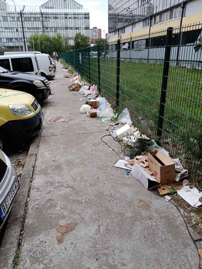 Đubre je bilo razbacano duž celog trotoara