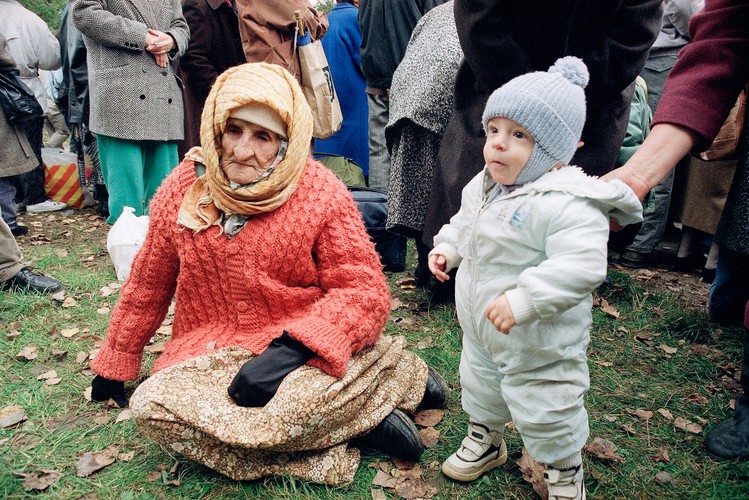 Bośniaccy muzułmanie uciekają ze swoich domów przed serbskimi bojówkami, 16 października 1992 roku