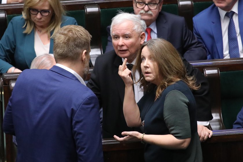 Joanna Lichocka - kim jest posłanka pokazująca środkowy palec?