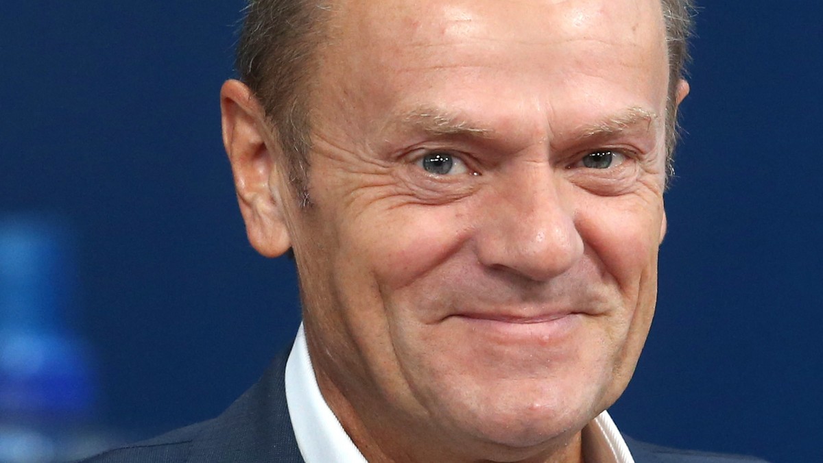 Donald Tusk poprosił ambasadora Polski przy UE Andrzeja Sadosia, by zdjętą przez niego tablicę ze Stałego Przedstawicielstwa Polski w Brukseli przekazać na cele charytatywne. Na tablicy widnieje m.in. imię i nazwisko Donalda Tuska. O sprawie informowało POLITICO.