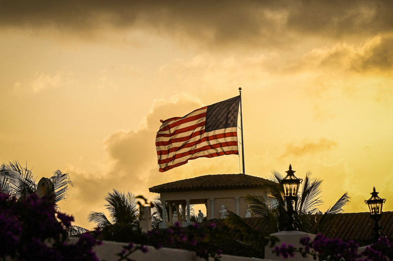 Amerykańska flaga nad Mar-a-Lago, posiadłością Trumpa