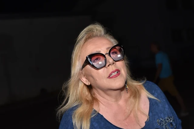 "Građena kao kontrabas, ima majmunsku facu!" Poznata kuma po svaku cenu htela da bude u društvu Branka Babića, pevačica sve obelodanila javno: "JEDVA JE SE OTARASIO!"