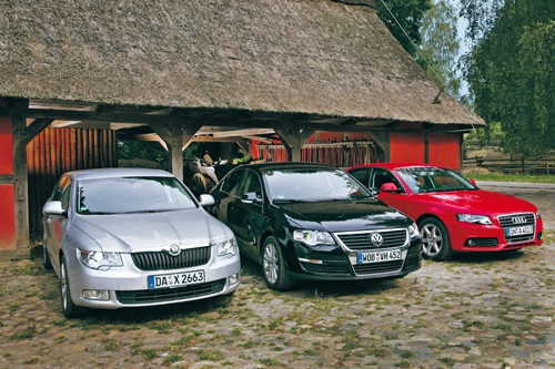 Nowa Skoda Superb kontra VW Passat i Audi A4 - Porównanie trzech limuzyn z jednej stajni