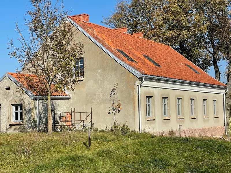 Poniemiecki dom na Mazurach w czasie remontu