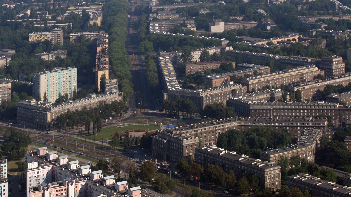 Niedawno pisaliśmy o kiepskim stanie murków nowohuckich i problemach związanych z ich wyremontowaniem. W niewiele lepszym stanie są nowohuckie chodniki. Na ich remont potrzeba aż 42 mln zł. W tym roku wykonano remonty za zaledwie ok. 2 mln zł.