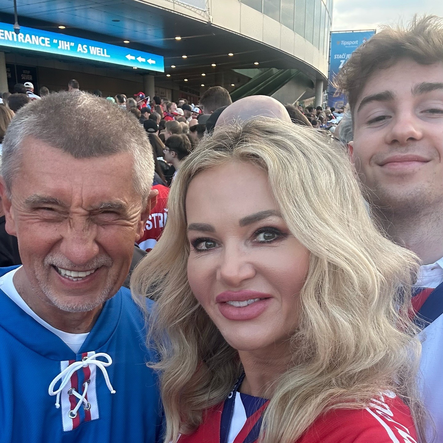 Andrej Babiš s expartnerkou Monikou a synom Frederikom na Majstrovstvách sveta v hokeji.