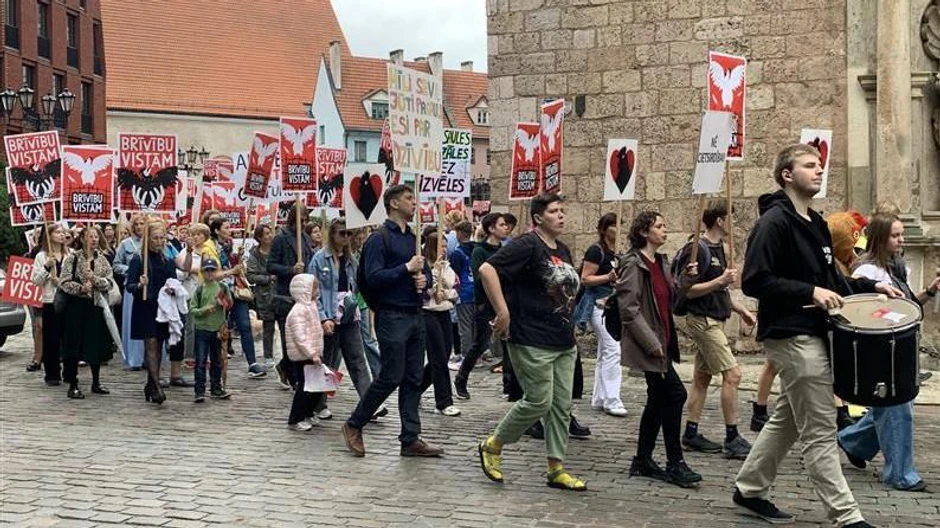 Protest za zaštitu pilića u centru Rige | Foto: BBC/Dejana Vukadinović