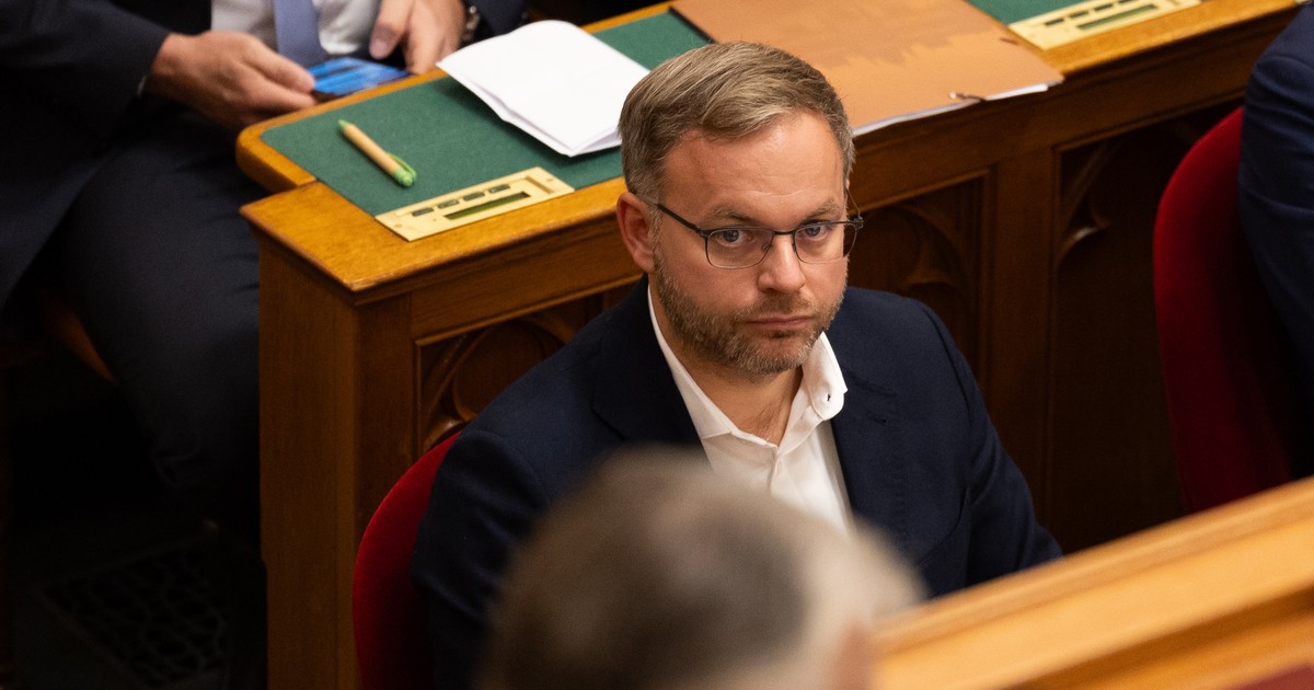 Orbán Balázs emléktáblát kapott az 56-os kijelentései miatt a Corvin közben