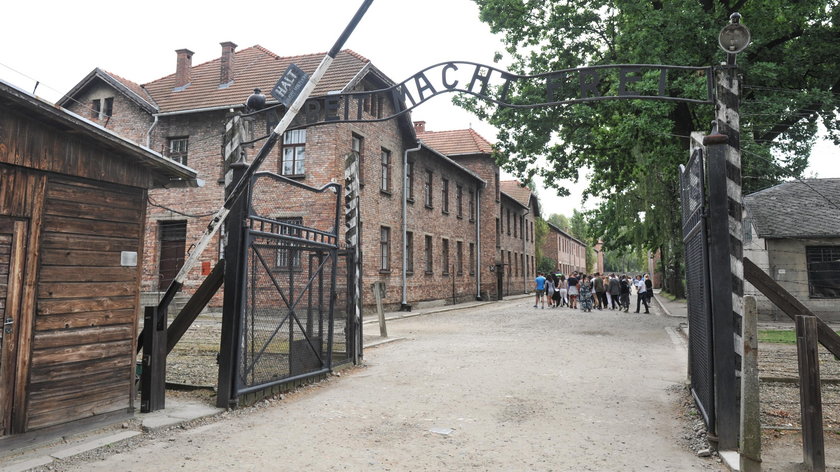 Skandal w Auschwitz. 11 osób rozebrało się pod bramą